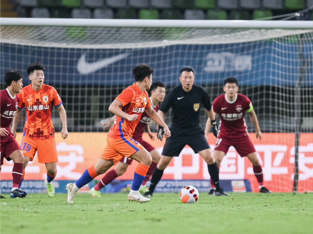 成都蓉城力克山东泰山斩获联赛首胜 与此同时,成都蓉城的防线也展现出难得的韧